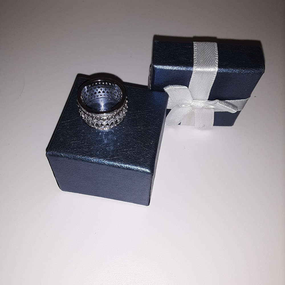 Beautiful Crystal & Cubic Zirconia Band Ring - Picture 5 of 5